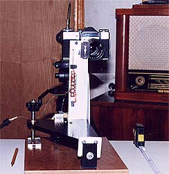 Фотоаппарат располагается сзади головки прибора