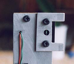 Головка прибора, несущая щель, нож и нить