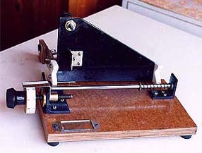 Механическая часть прибора: подвижные опоры, винты, напрвляющие