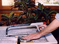 Канавки прорезаем ножовкой.