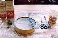 Укладывается полиэтиленовый кружок, щель между ним и бортиком замазывается пластилином.