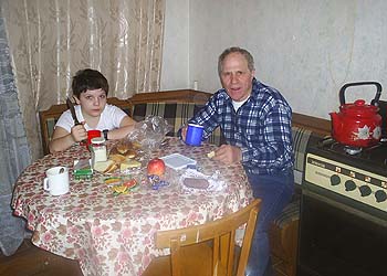 &quotОй, мы крепкие орешки, мы корону привезем!&quot Гена и Дядя Гена быстро нашли общий язык.