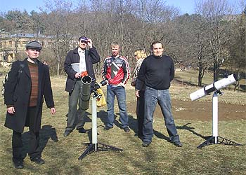 Любители астрономии, наблюдавшие затмение в парке, на поляне