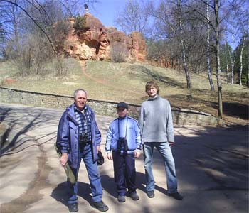 В парке все двигались наверх, к канатной дороге