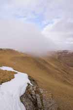 Фото 4. Хребет и переваливающие через него облака