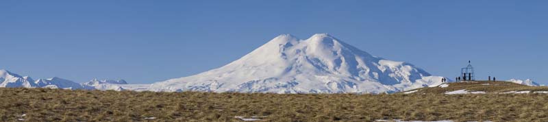 Фото 19. Большая снежная &quotкуча&quot у геознака, перед которой все время собирался народ, раздумывая: покорять - не покорять... :-)